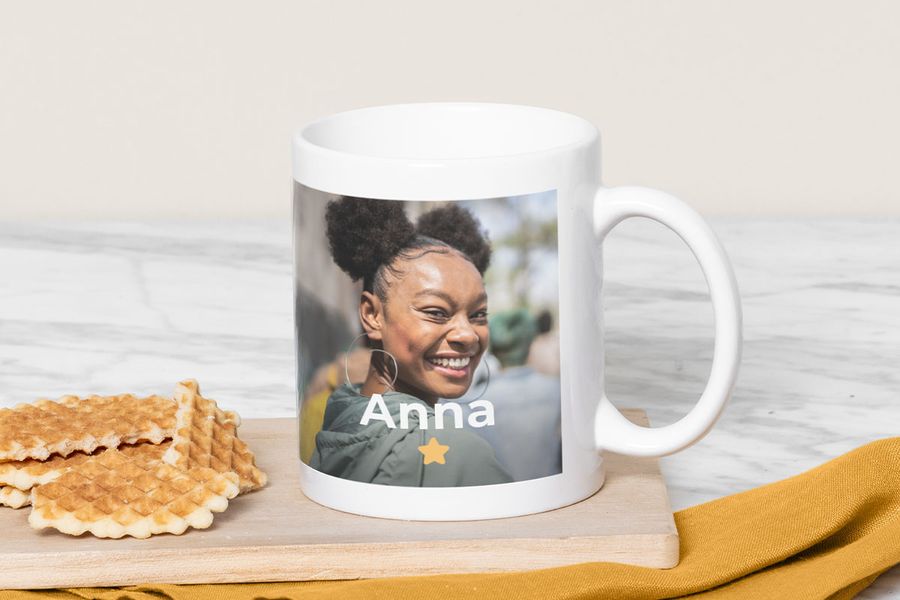 Una taza personalizada de Hofmann con la imagen de una joven sonriente, como inspiración para ideas de regalos de graduación y tazas personalizadas.