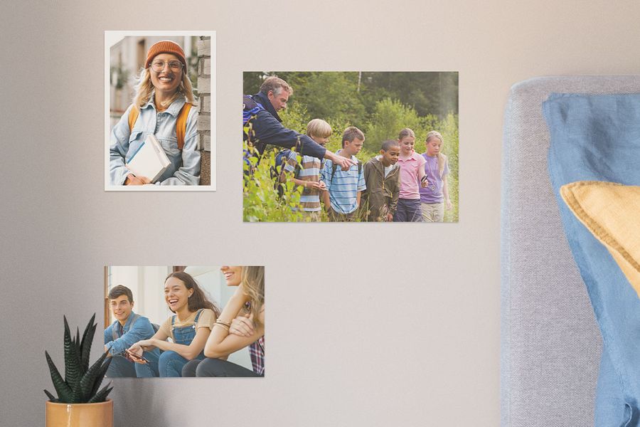 Fotos impresas de Hofmann en una pared con recuerdos del colegio, incluida una foto de clase, una joven sonriente y un grupo de adolescentes, como inspiración para ideas de regalos de graduación y copias fotográficas de graduación.