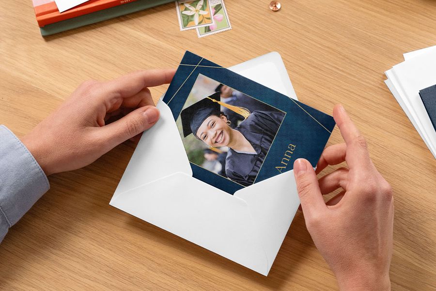 Una tarjeta de graduación personalizada de Hofmann con la foto de la graduada, lista para enviar a amigos y familiares, como inspiración para ideas de regalos de graduación y tarjetas personalizadas.