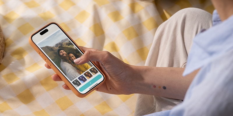Primer plano de una persona usando una aplicación de filtros de fotos en un móvil para encontrar la mejor aplicación de edición de fotos gratuita con Hofmann.