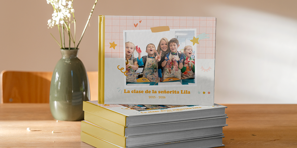 Un fotolibro escolar de Hofmann de 2026 con niños sonriendo durante una clase de arte en el colegio, como inspiración para anuarios escolares, álbumes de fotos escolares e ideas de fotolibro escolar.