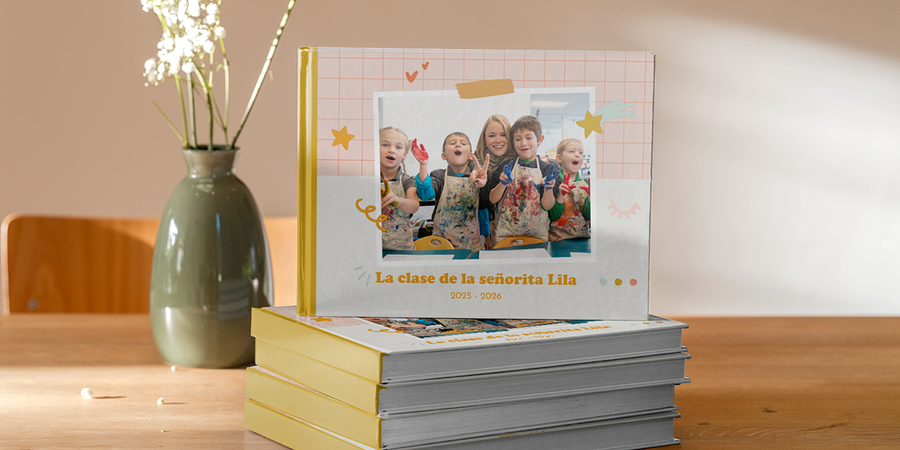 Un fotolibro escolar de Hofmann de 2026 con niños sonriendo durante una clase de arte en el colegio, como inspiración para anuarios escolares, álbumes de fotos escolares e ideas de fotolibro escolar.