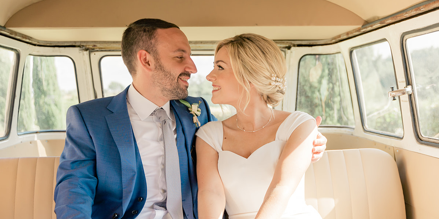 Fee, especialista en contenido editorial de Hofmann, está sentada en un coche con su marido el día de su boda, como introducción a consejos de planificación de bodas de una novia que ya ha pasado por ello.