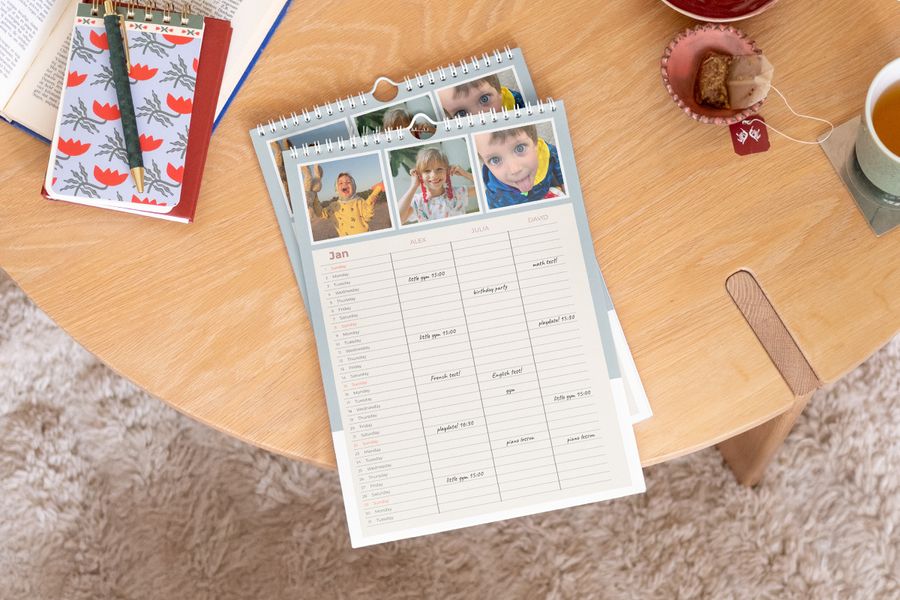 Agenda familiar personalizada de Hofmann mostrada prominentemente sobre una mesa de centro de madera.