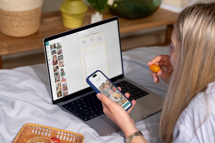 Mujer usando su portátil para crear una agenda familiar personalizada de Hofmann con el editor fácil.