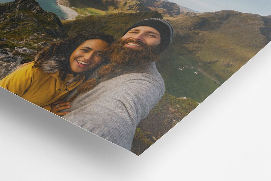 Una foto en papel mate de una pareja sonriente, mostrando la diferencia.