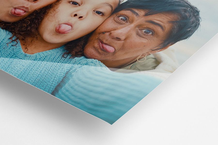 Una foto en papel brillante de una abuela y su nieta, resaltando la diferencia.