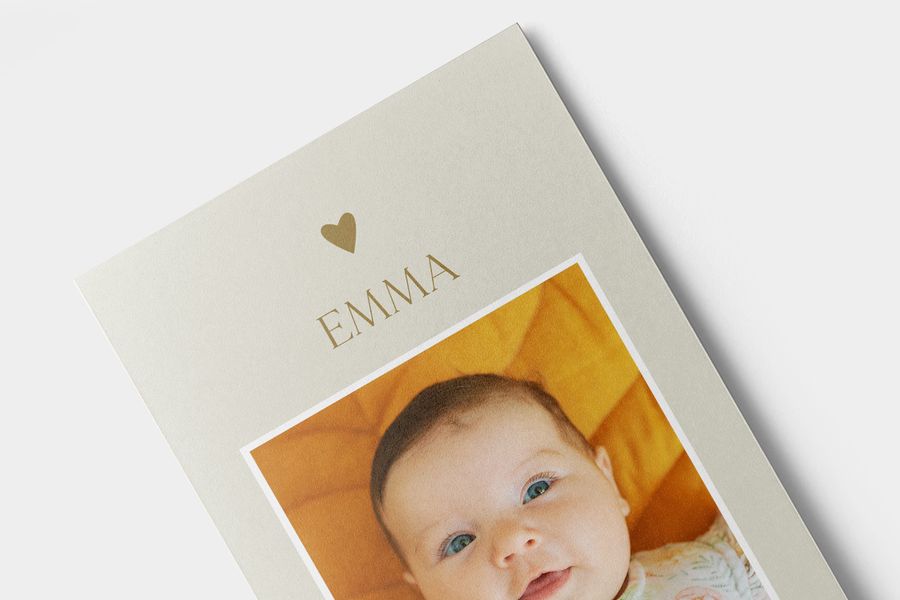 Una foto en papel mate de una bebé, ilustrando la diferencia.