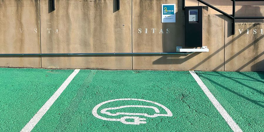 Un punto de carga o cargador de vehículos eléctricos (EV) instalado en un entorno exterior.