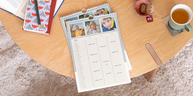 Agenda familiar personalizada de Hofmann mostrada prominentemente sobre una mesa de centro de madera.
