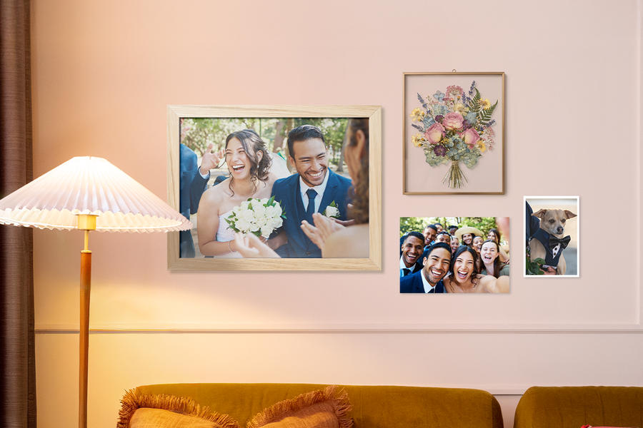 Un salón con una decoracion personalizada boda de Hofmann consistente en cuadros personalizados para bodas con fotos de un ramo, el enlace, los recién casados y un perro con esmoquin.