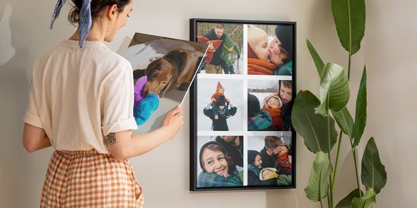Ideas de cuadros personalizados de Hofmann, con una mujer admirando un collage de fotos familiares enmarcado.