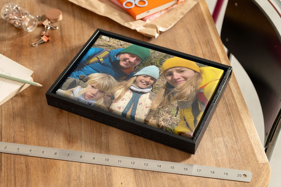 Cuadros personalizados con fotos familiares en una impresión montada, ideal para espacios pequeños.