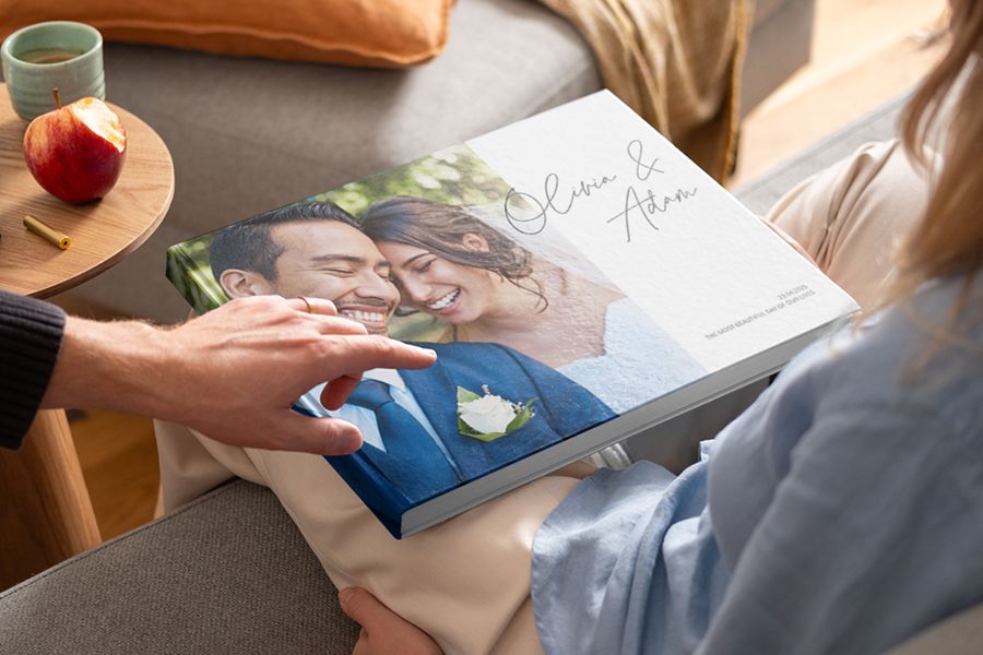Un precioso álbum de fotos de boda de Hofmann con una pareja en la portada, perfecto para añadir citas de libros de fotos y dedicatorias de boda.