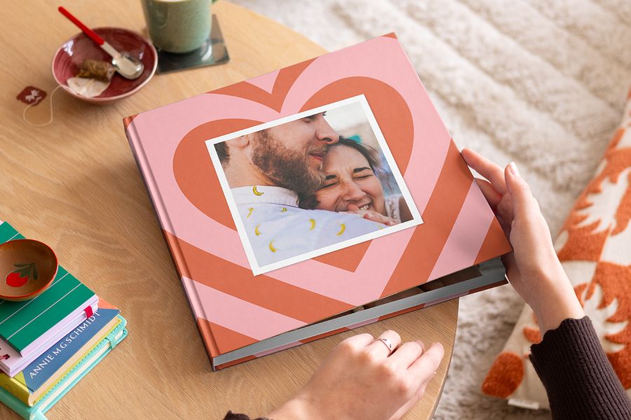 Un álbum de fotos personalizado para parejas abrazadas, que ofrece inspiración para frases de amor para álbum de fotos y frases de pareja.
