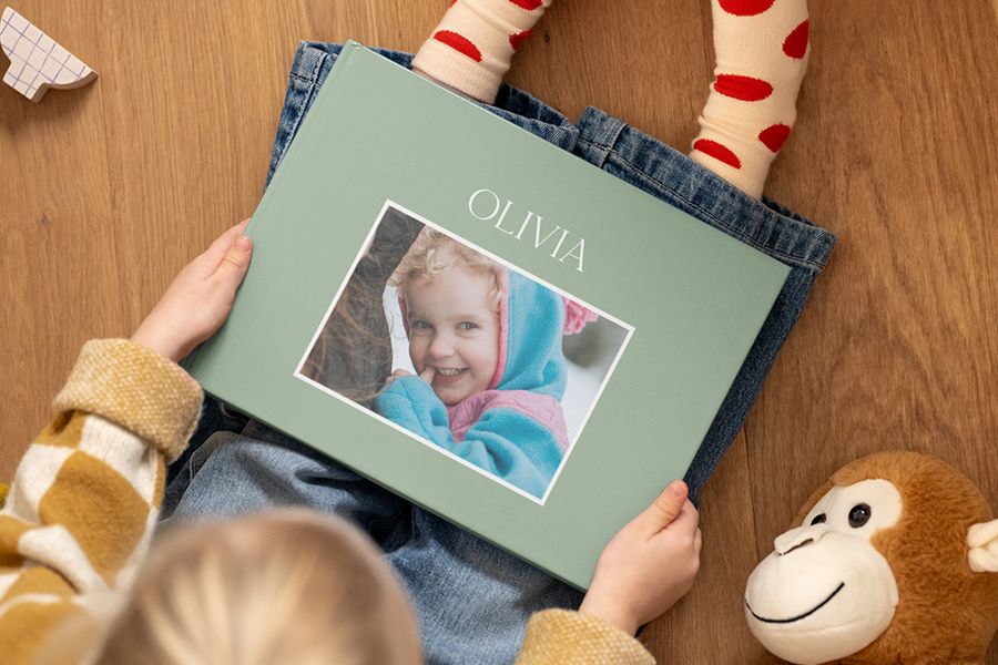 Álbum de fotos de bebé personalizado con una niña feliz, ideal para descubrir qué escribir en un álbum de fotos con frases de bebé.