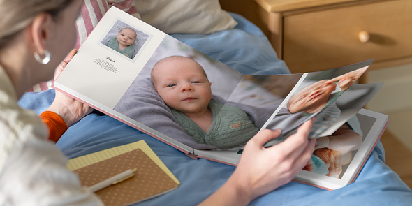 Un mi primer album de fotos bebe de Hofmann abierto con texto que muestra cómo añadir detalles personalizados.