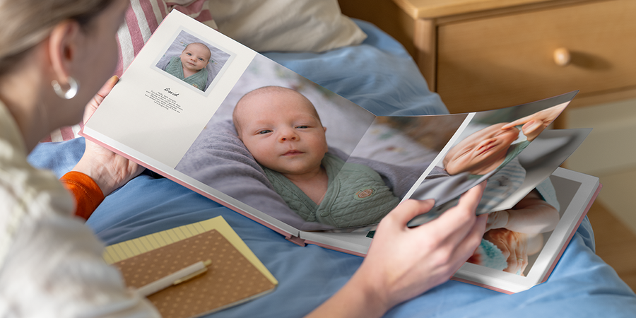 Un mi primer album de fotos bebe de Hofmann abierto con texto que muestra cómo añadir detalles personalizados.