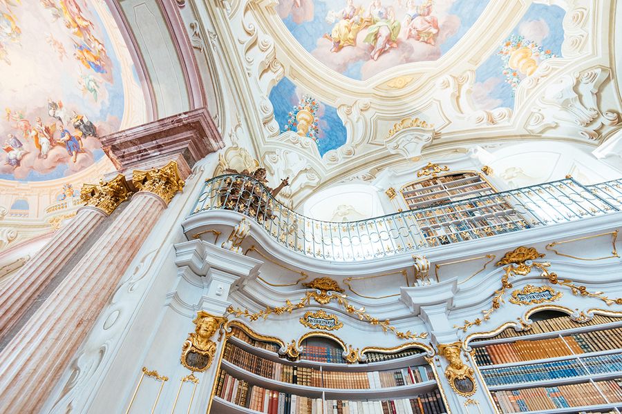 La biblioteca de la Abadía de Admont en Austria, destacando su arquitectura barroca y frescos, una de las bibliotecas más bellas para un viaje literario con Hofmann.