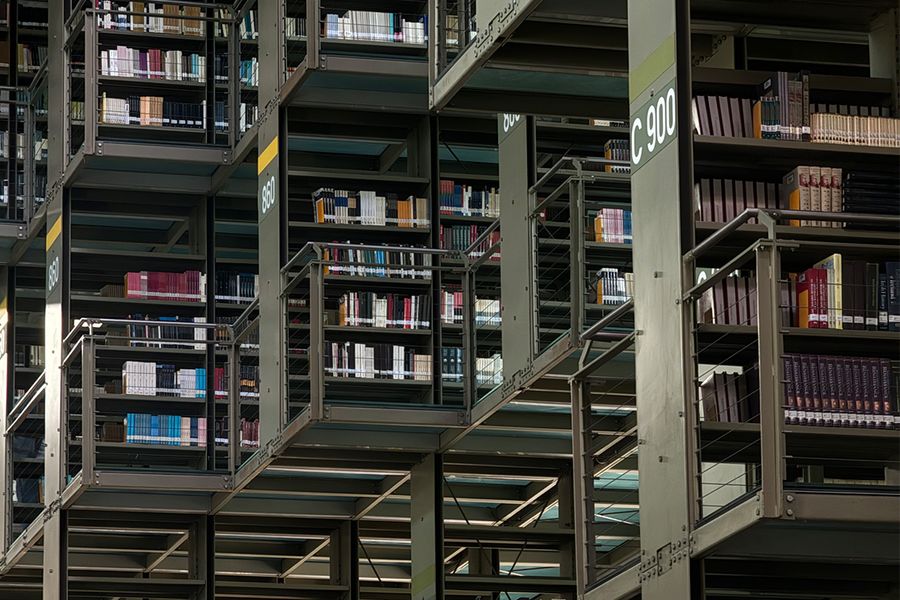 La Biblioteca Vasconcelos en la Ciudad de México, una megabiblioteca de estilo industrial y ciencia ficción con estanterías flotantes, un destino imperdible para un viaje literario con Hofmann.