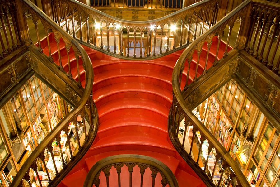 Livraria Lello en Oporto, Portugal, destacando su famosa escalera carmesí y arquitectura gótica, una de las librerías con encanto para un viaje literario con Hofmann.