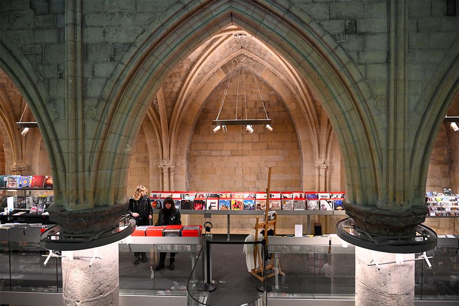 Boekhandel Dominicanen en Maastricht, una librería ubicada en una iglesia gótica de 700 años con estanterías altas y techos abovedados, ideal para un viaje literario con Hofmann.