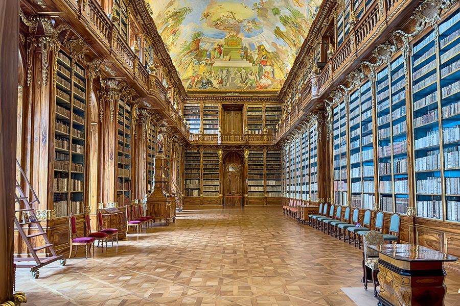 La Sala Filosófica de la biblioteca del Monasterio de Strahov en Praga, con techos elevados y estanterías de madera de nogal, una joya para un viaje literario con Hofmann.