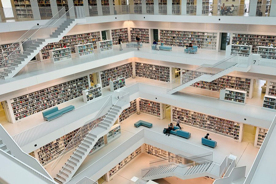 La Biblioteca Municipal de Stuttgart en Alemania, un atrio blanco futurista con diseño minimalista, perfecta para los amantes de la arquitectura en un viaje literario con Hofmann.