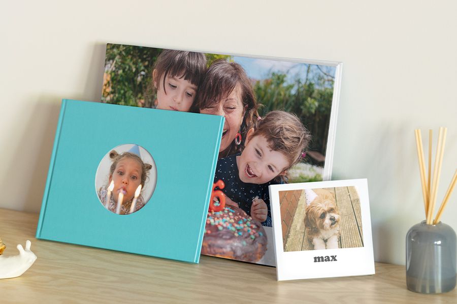 Tres opciones de album de fotos cumpleaños de Hofmann: uno con una abuela y sus nietos, otro de una niña soplando velas y un album fotos regalo cumpleaños con un perro llamado Max.