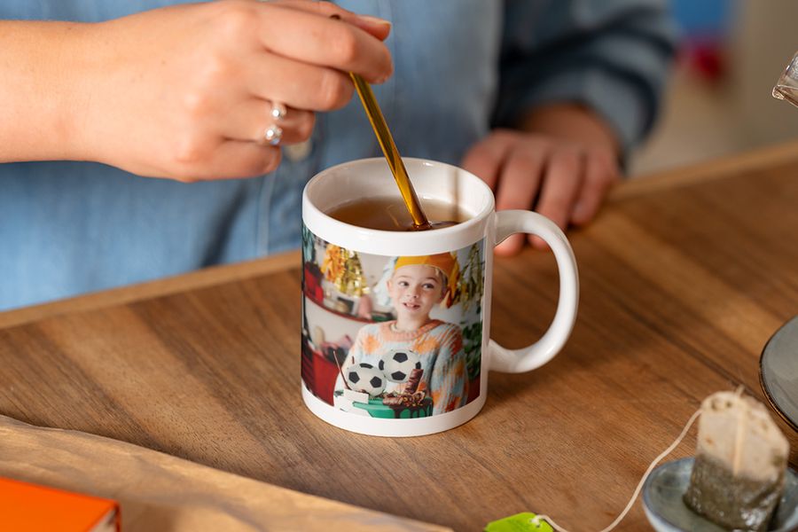 Una taza personalizada de Hofmann con la foto de un niño y una tarta de fútbol, un complemento ideal para un album fotos regalo cumpleaños o un album de fotos para cumpleaños.