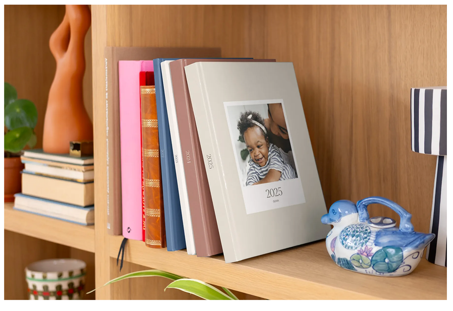 Una estantería con álbumes de fotos de anuario premium layflat de tapa dura de Hofmann, ideales para un libro de fotos o álbum para fotos de alta calidad.