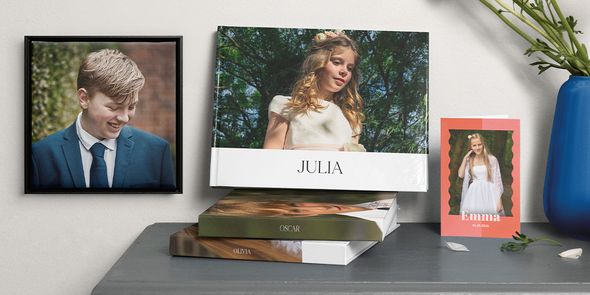 Una selección de productos personalizados que incluye un álbum de fotos, una tarjeta y decoración de pared para la primera comunión, mostrando cómo preparar la primera comunión con Hofmann.