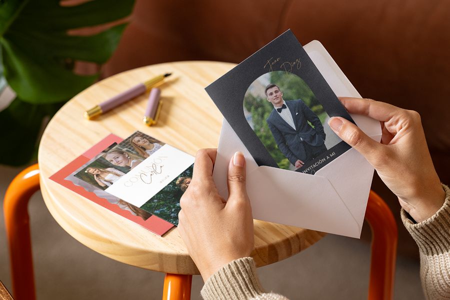 Una persona mirando invitaciones comunion y recordatorios comunión personalizados para preparar la primera comunión con Hofmann.