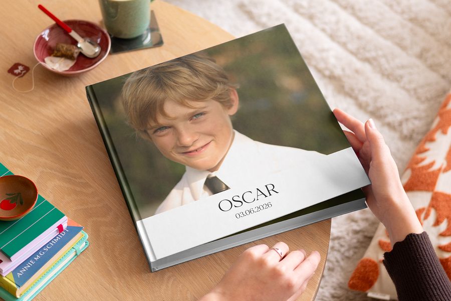 Un álbum de fotos de primera comunión personalizado con los mejores momentos, ideal como regalo o recordatorio de la primera comunión con Hofmann.
