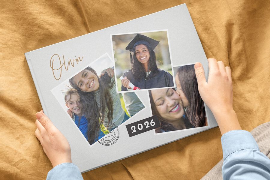Un fotolibro de graduación de Hofmann de 2026 con tres fotos en la portada, incluida una chica con toga y birrete junto a dos fotos familiares de su infancia, como inspiración para regalos de graduación personalizados e ideas de fotolibro de graduación.