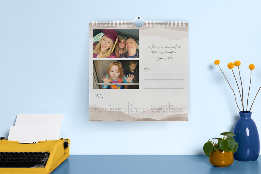 Un calendario de pared personalizado de Hofmann con una foto de graduación junto a una foto de la infancia, como inspiración para ideas de regalos de graduación y calendarios de fotos personalizados.