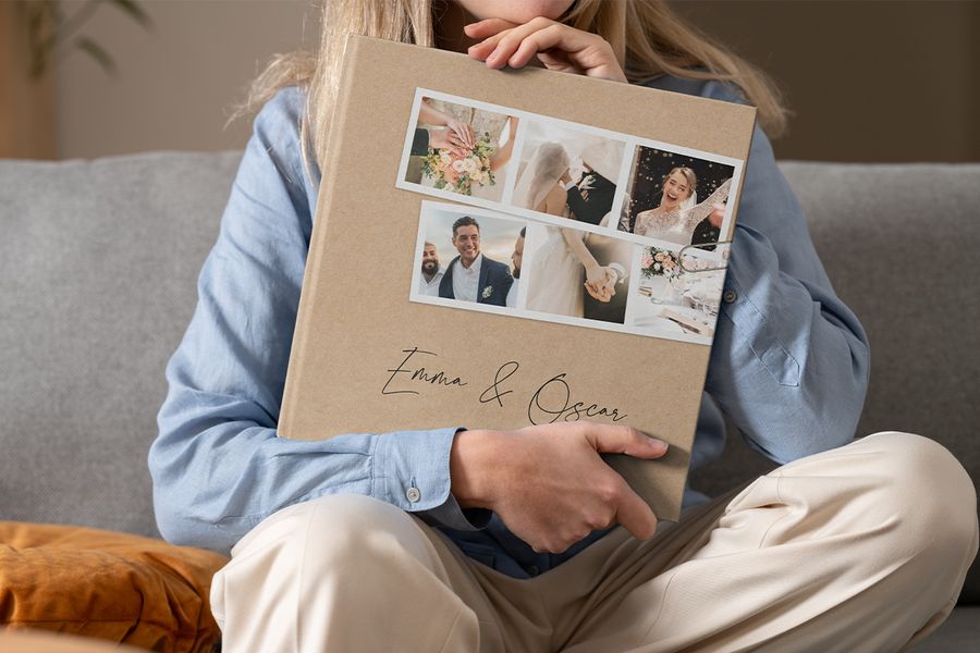 Una mujer sostiene en su regazo un coffee table book de boda personalizado de Hofmann, como inspiración para un álbum decorativo de boda y un coffee table book personalizado.