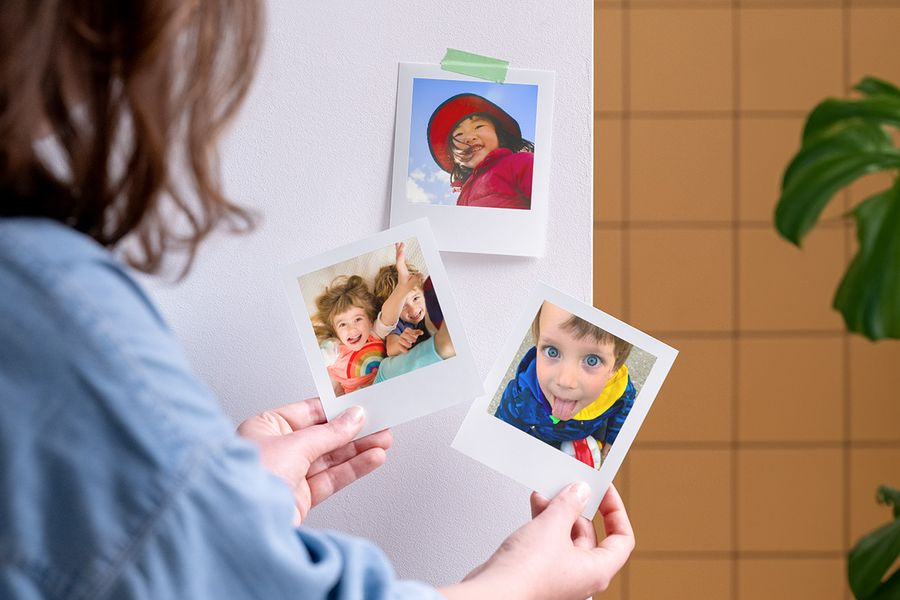 Una mujer sostiene fotos impresas personalizadas de Hofmann, como inspiración para detalles de fiesta y regalos para invitados en fiestas de cumpleaños para niños.