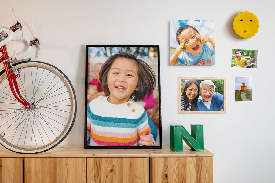 Varias fotos familiares se muestran en diferentes composiciones en la pared junto a decoración del hogar y adornos de pared, como inspiración para decorar con fotos la pared y renovar la casa esta primavera.