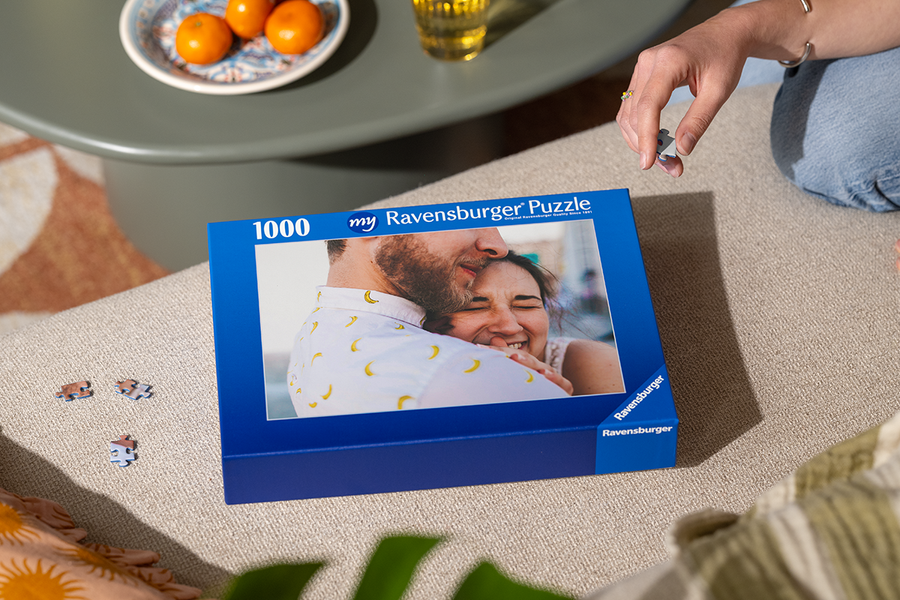 Un puzle personalizado de Hofmann con una pareja feliz en la parte delantera, que ilustra la idea de un mensaje oculto como pedida de mano creativa.