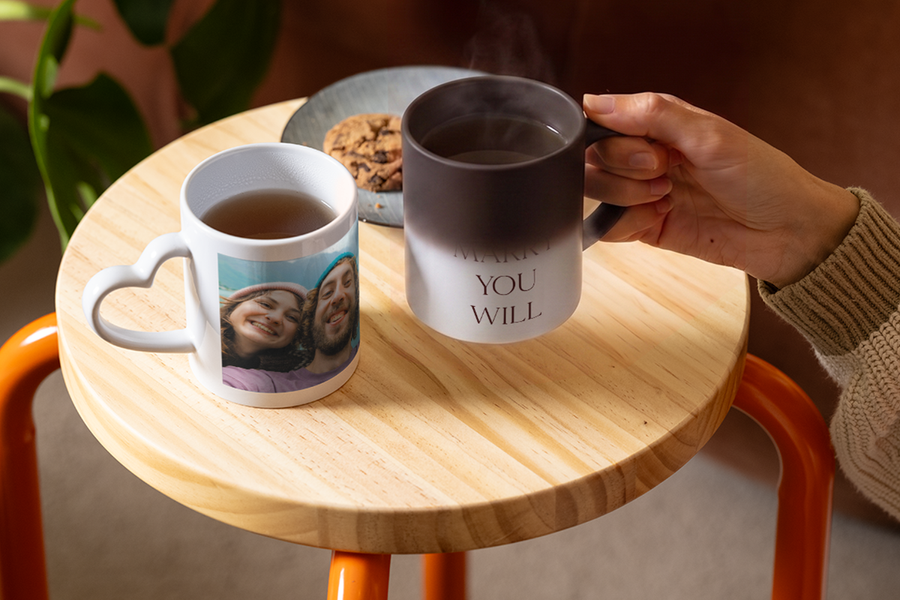 Una taza mágica personalizada de Hofmann revela poco a poco las palabras «¿Quieres casarte conmigo?», mostrando una idea de pedida de mano creativa y romántica.