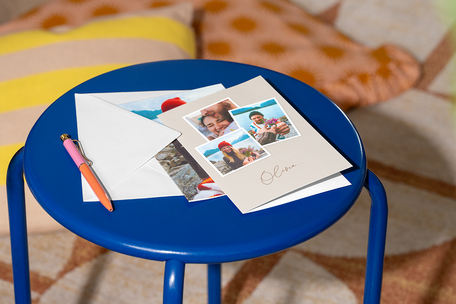 Una tarjeta personalizada de Hofmann con diferentes fotos de una pareja feliz, que ilustra cómo una tarjeta personalizada puede ser una forma bonita y significativa de pedir matrimonio.