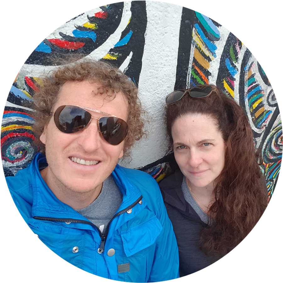 Efrat y su marido se hacen un selfi junto al Muro de Berlín, ilustrando la historia de pedida de Efrat y un momento de pedida personal y significativo.
