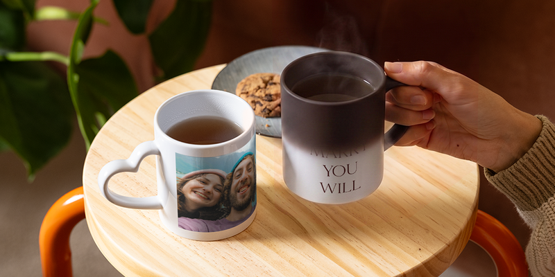 Una taza mágica personalizada de Hofmann revela poco a poco las palabras «¿Quieres casarte conmigo?», mostrando una idea de pedida de mano creativa y romántica.