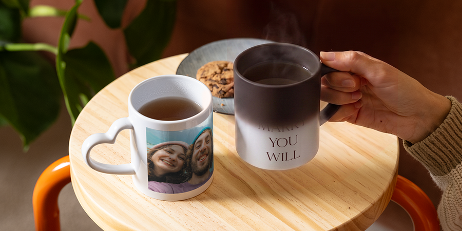 Una taza mágica personalizada de Hofmann revela poco a poco las palabras «¿Quieres casarte conmigo?», mostrando una idea de pedida de mano creativa y romántica.
