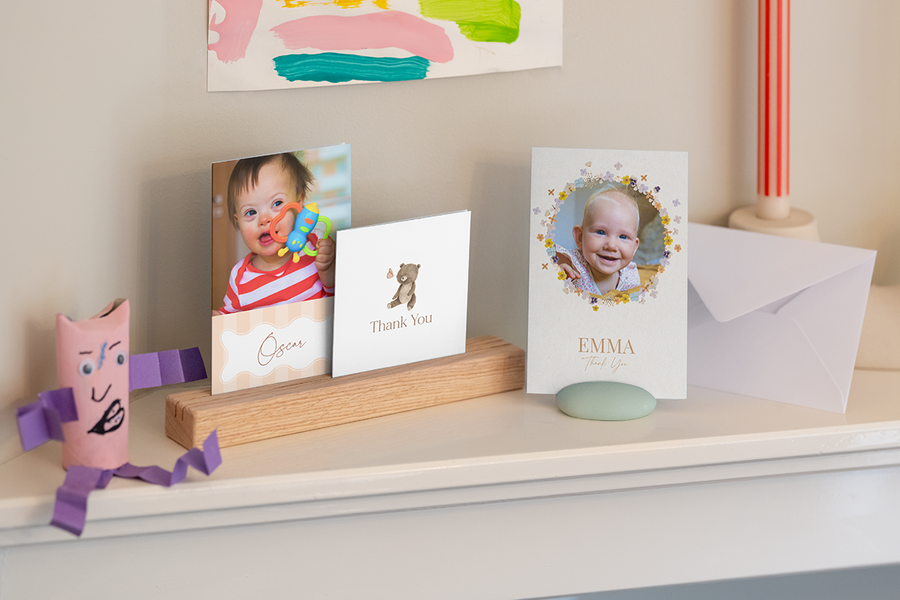Una selección de tarjetas de agradecimiento personalizadas de Hofmann para profesoras de infantil, con fotos de bebés y niños pequeños.