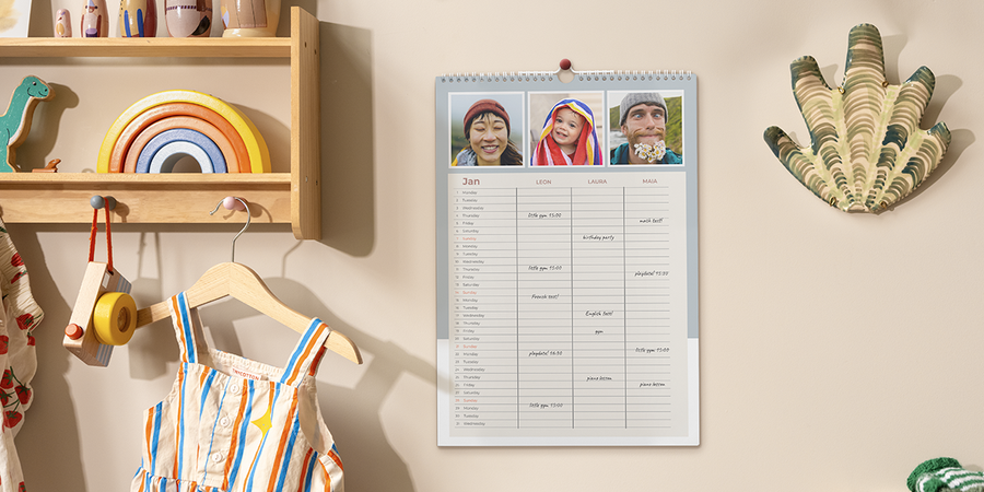 Un planificador familiar aparece en una cocina familiar, como inspiración para viajes en familia, organización del viaje y juegos de viaje para niños con Hofmann.