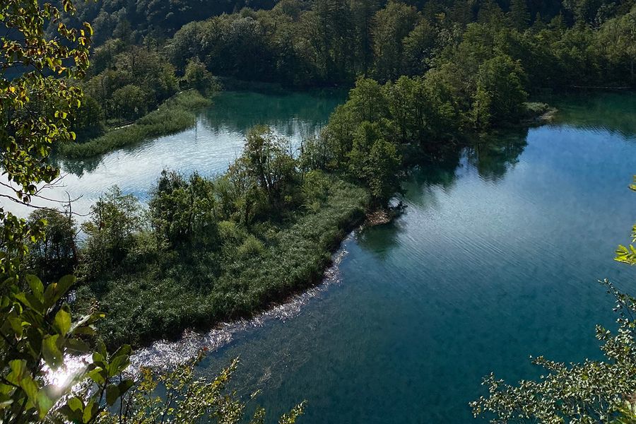 Cascadas color esmeralda y pasarelas de madera sobre aguas turquesas en el Parque Nacional de los Lagos de Plitvice, en Croacia, uno de los parques nacionales más bonitos de Europa incluido en la guía de Hofmann.