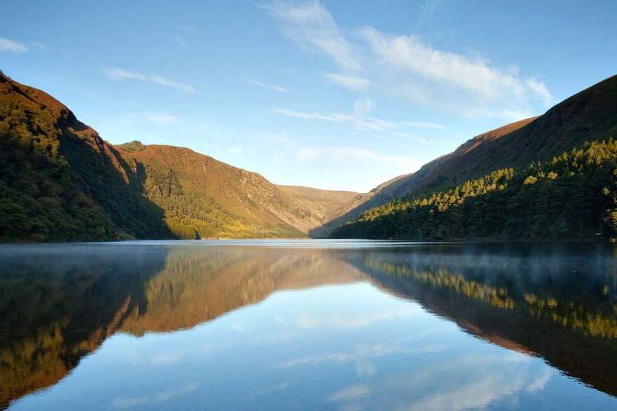Laderas cubiertas de brezo y el famoso lago Lough Tay, conocido como el 