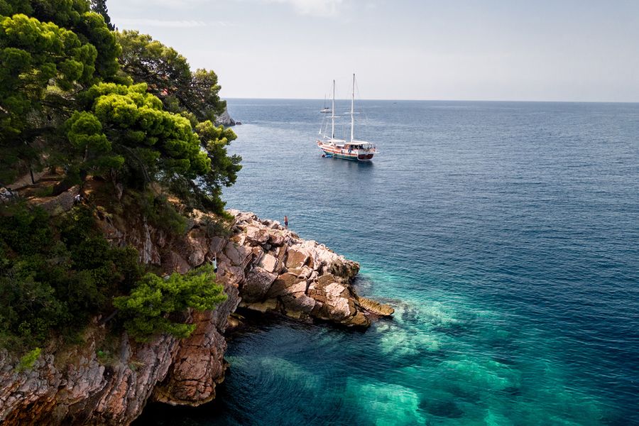Un mar turquesa brillante entre acantilados de piedra caliza blanca en el Parque Nacional de las Calanques, en Francia, uno de los mejores parques nacionales de Francia incluido en la guía de Hofmann.